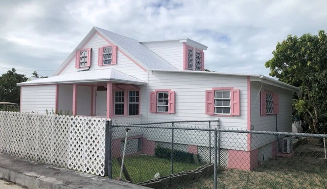 Island Beach cottage, 4 bedroom 3 & 1/2 Bath 2 Minute walk to the Beach