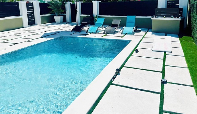 Island Haven 4 Bedroom House with AC, Pool, WiFi in Nassau, Bahamas