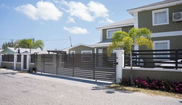 Island Haven Hideaway 5BR Home & Pool Cottage