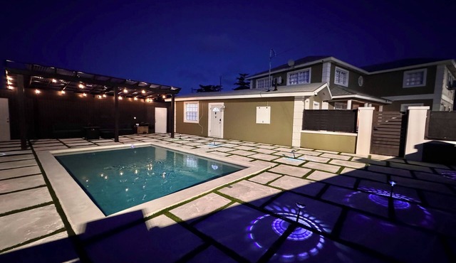 Island Haven Hideaway 5BR Home & Pool. 3 minute walk to beach, Very Quiet