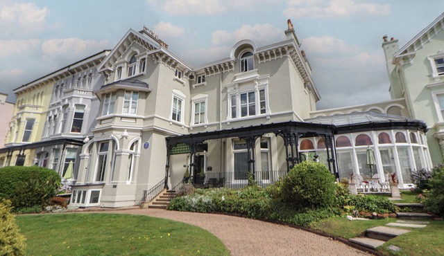 ISMAY BILLIARD ROOM APARTMENT - TITANIC INTEREST BEACH VIEW in Waterloo, Merseyside