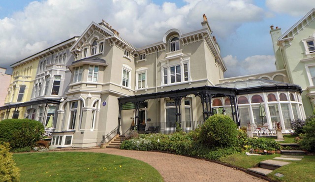 ISMAY LOUNGE APARTMENT- TITANIC INTEREST BEACH VIEW in Waterloo, Merseyside