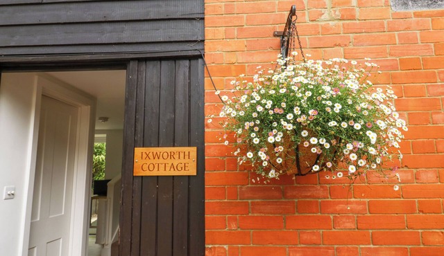 IXWORTH COTTAGE, pet friendly, with a garden in Ottery St Mary