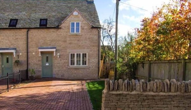 JUBILEE MEWS, pet friendly, with a garden in Andoversford