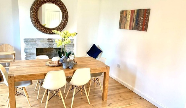 JUNE GARDENS - Cheerful 3-Bedroom House with Parking on Premises
