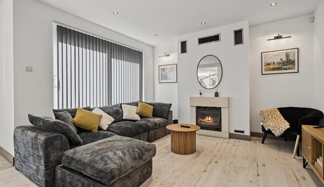 K Suites - Cobham Mews with Hot Tub