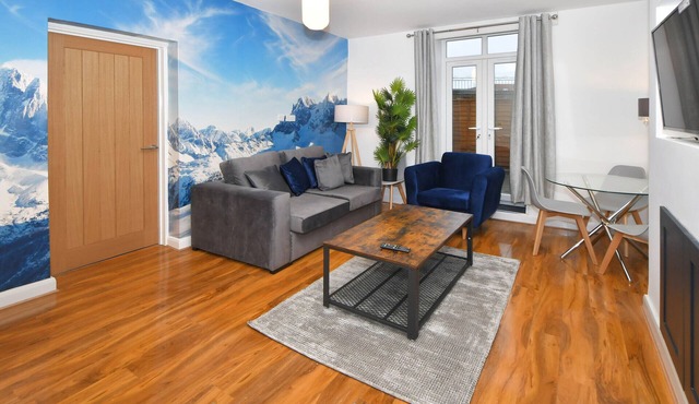 K Suites - Lovely 2 bed Apt w/free parking