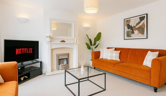Kempston Home| Sleeps 7-9 | Long Stays | Parking