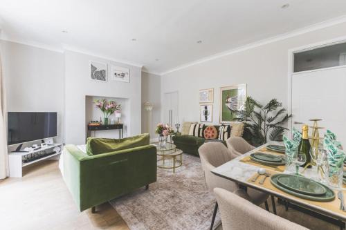 Kensington Gardens Sq, Private Entry & Patio, 2 BD