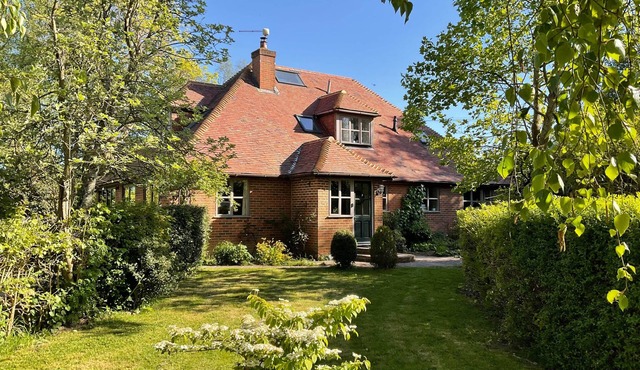 Kent Family Farmhouse · 7 Bedrooms · Hot Tub