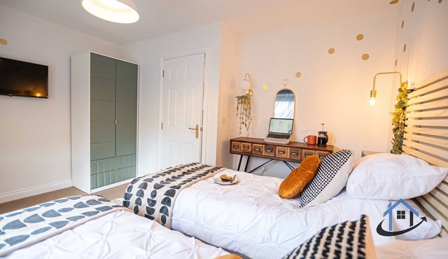 King beds, parking, workspace, wi-fi, corporates, pets