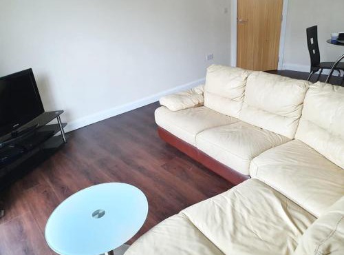 King size bedroom in a 2 bedroom flat