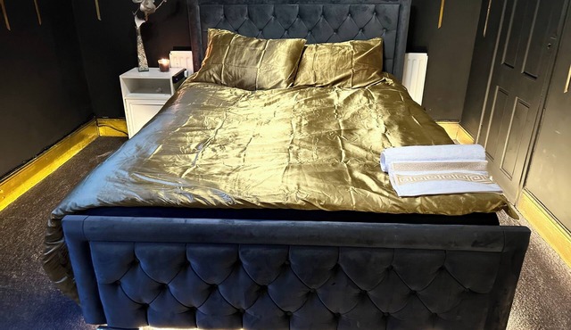 King-Size Luxury Bedroom Flat