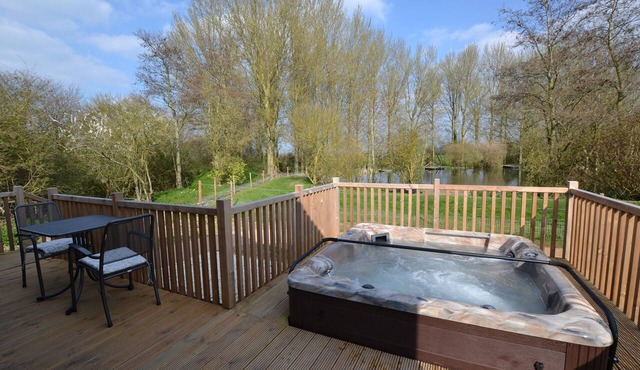 Kingfisher Luxury Lodge with Sauna and Hot Tub