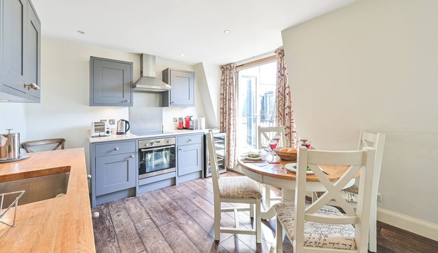 KINGHTSBRIDGE HOUSE IN PRIVATE ROAD =SLEEPS 4/5 - Early C/in if avail -