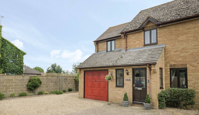KITE COTTAGE, pet friendly, with a garden in Syresham