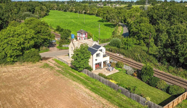 KYLEMORE RAILWAY COTTAGE, pet friendly, with open fire in Stamford