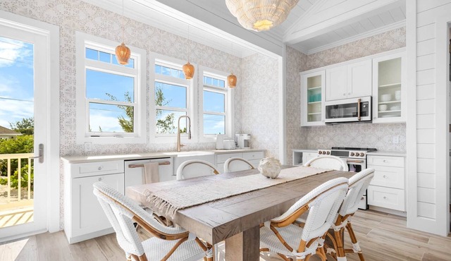 La Dolce Vita Cottage, Beachfront w/pool directly on Tropic of Cancer Beach!