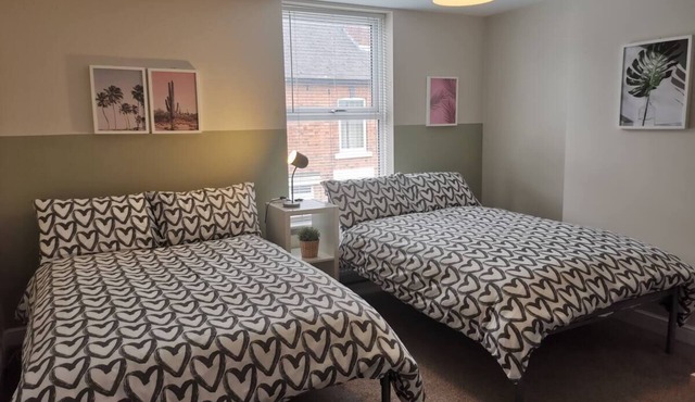 La La Land Derby 4 bedrooms townhouse near Pride Park