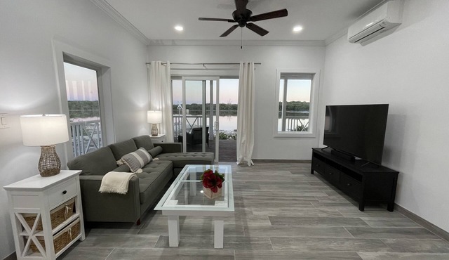 Lake Cottage: Relaxing Cottage with jacuzzi -2 mn walk to Tropic of Cancer beach