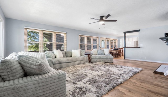 Lake front, spacious & cozy home with entertainment room. in Shell Knob