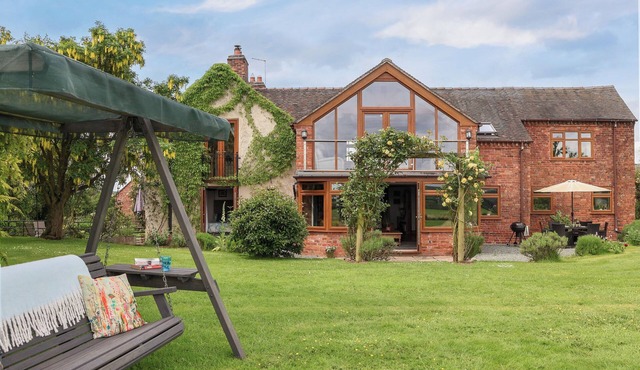LAKE VIEW COTTAGE, family friendly, with hot tub in Market Drayton