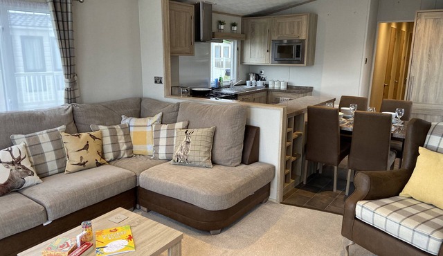 Lakefront Carnaby Lodge - 3 Bedrooms - Sleeps 6 - Idyllic