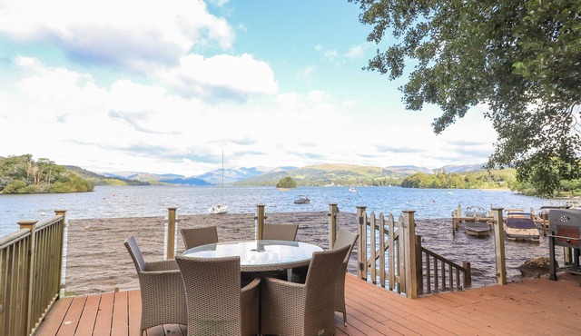 LAKESIDE LODGE, character holiday cottage in Bowness-On-Windermere