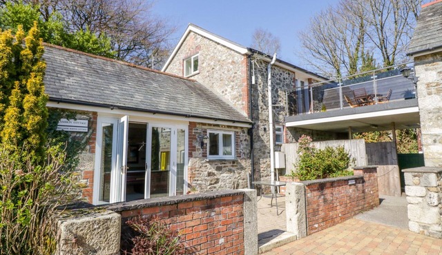 LAMBKIN COTTAGE, family friendly in St Columb Major