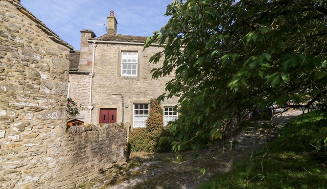LANE FOLD COTTAGE, pet friendly, with open fire in Grassington