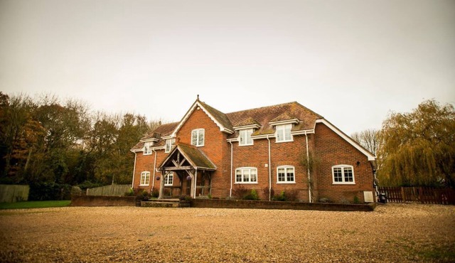Langford Farmhouse, New Forest National Park w/hot tub & cinema lounge