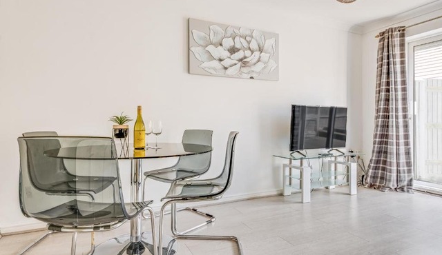Large 4 bed with free parking close to town centre fast WiFi and crisp hotel standard linen hosted by Our Home Short Stays