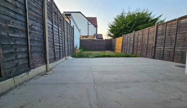 Large 5 Bed Room 3 Bath Room Property in London with Parking Space for 3 Cars