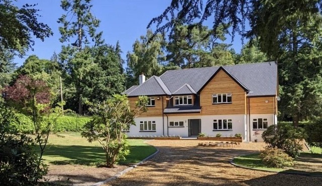 Large 5 Bedroom Family home set within 3/4 acre of beautiful gardens