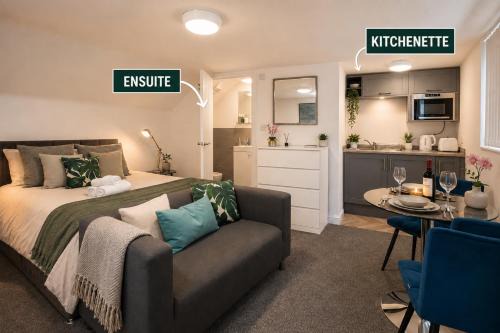 Large 6 bedroom all ensuite 2 with kitchenettes in Birkenhead Free Parking and Wifi Hosted by By Hinkley Homes Short Lets & Serviced Accommodation