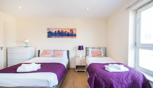 Large and Spacious 3 Bedrooms 2 Bathrooms Close to Canary Wharf E14
