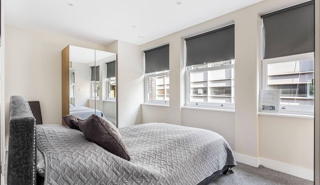 Large Bright One Bedroom Apartment, 5 Minutes Walk From Ealing Broadway Station!