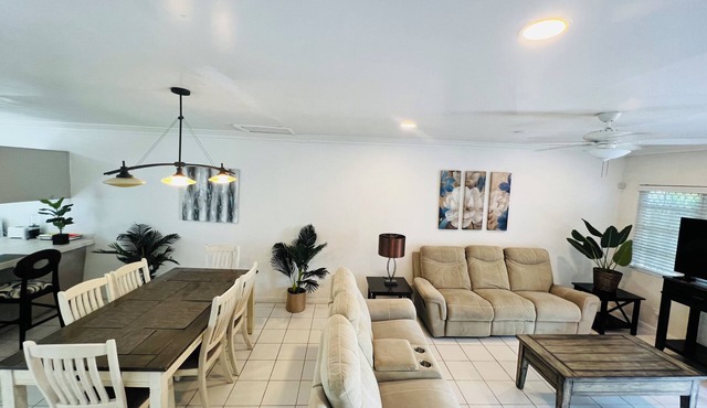 Large Condo on Cable Beach tourist strip - unit 3