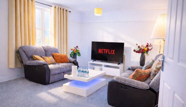 Large Cozy 3 Bed Apt | Close to City Centre | Private Parking | Fast wifi