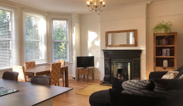 Large family bedroom apt in quiet area with good access to Central London