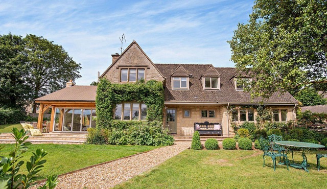Large five bedroom dog friendly holiday accommodation in the Cotswolds - Hillside