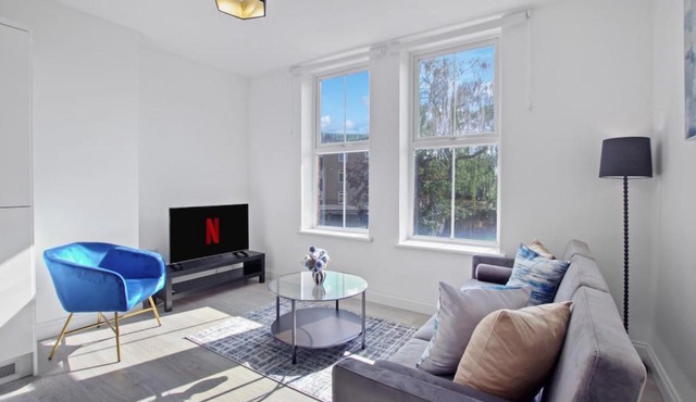 Large Modern Apartment I Sleeps 3 I Fast Wi-Fi I Self Check-in I Free Private Parking I LongTerm Rates Available