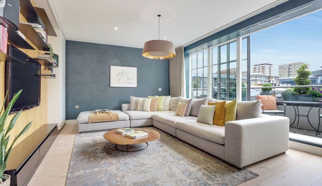 Large Modern Designer Soho Flat with AirCon, 24 Hour Concierge and Terrace