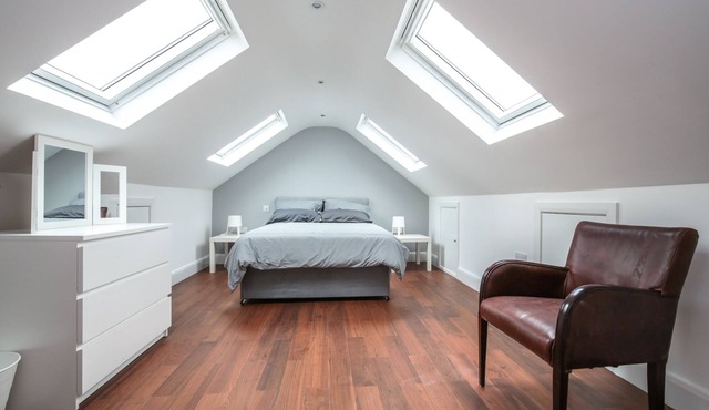 Large Modern Spacious House 6 Bedrooms 5 Bathrooms