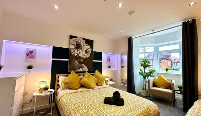 Large NEW 8 bedroom house Sleeps 20 Accepts Groups