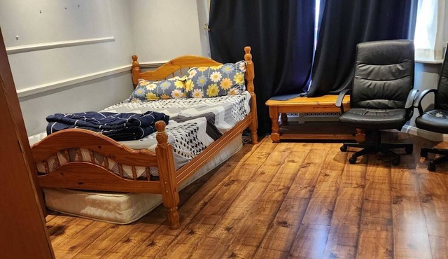 Large room near wembley stadium. 3 min walk to stadium. Awesome location