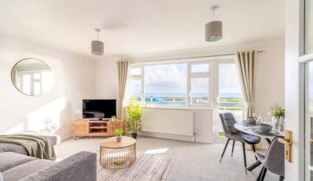 Large Sea View 2 bedroom Sleeps 6 - Free Parking