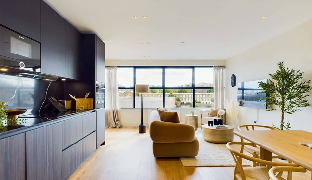 Large Spacious St Pancras Apartment with Balcony