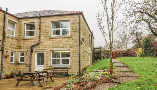LAUREL BANK COTTAGE, pet friendly, with a garden in Embsay