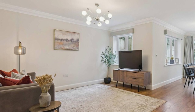 Lavender House - Luxury 4-Bed Home with Parking - New for Spring 2026!